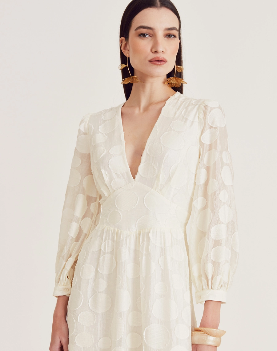 O Vestido Midi Moss é confeccionado em viscose mista com detalhes geométricos bordados, possuindo caimento fluido e sendo menos propenso a amassar, perfeito para o dia a dia. Esse vestido midi é versátil e elegante, perfeito para passeios diurnos, almoços casuais ou coquetéis informais.