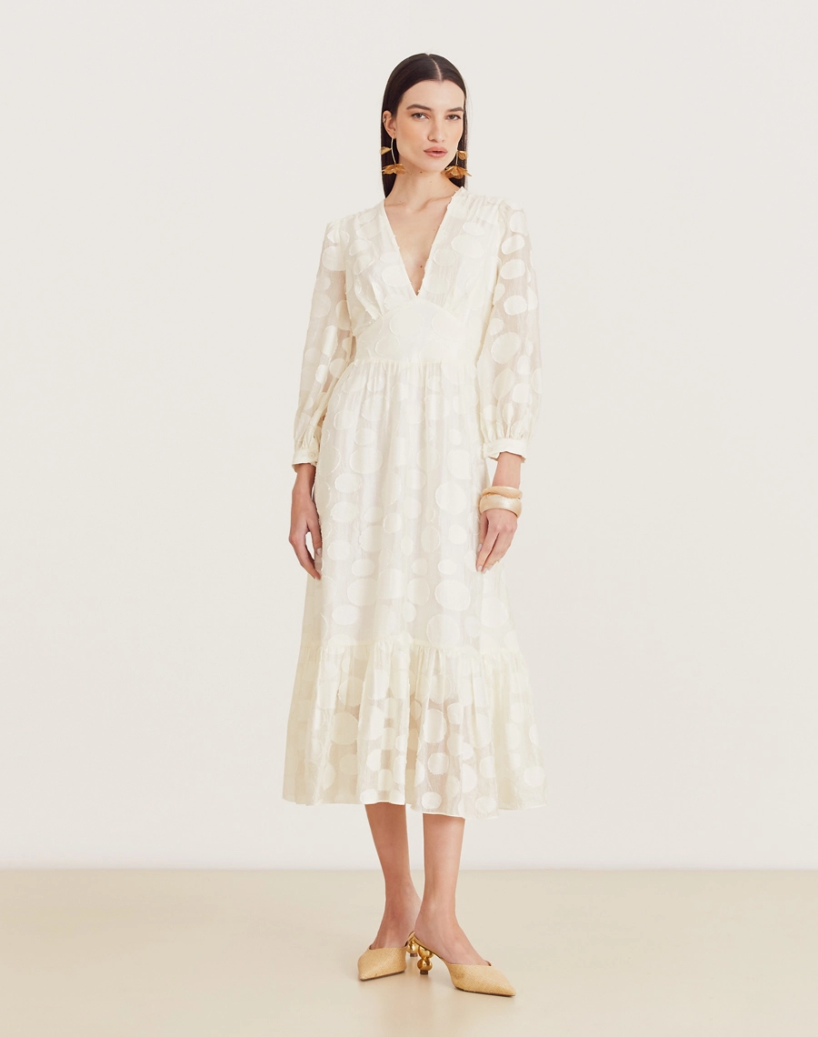 O Vestido Midi Moss é confeccionado em viscose mista com detalhes geométricos bordados, possuindo caimento fluido e sendo menos propenso a amassar, perfeito para o dia a dia. Esse vestido midi é versátil e elegante, perfeito para passeios diurnos, almoços casuais ou coquetéis informais.
