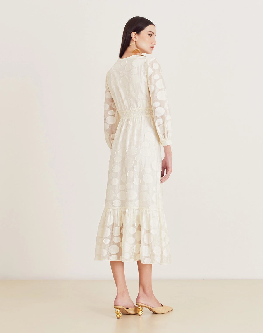 O Vestido Midi Moss é confeccionado em viscose mista com detalhes geométricos bordados, possuindo caimento fluido e sendo menos propenso a amassar, perfeito para o dia a dia. Esse vestido midi é versátil e elegante, perfeito para passeios diurnos, almoços casuais ou coquetéis informais.