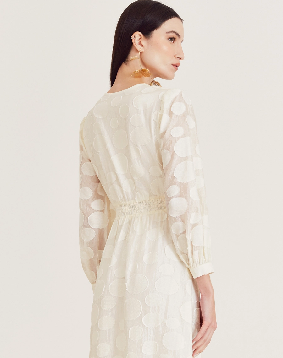 O Vestido Midi Moss é confeccionado em viscose mista com detalhes geométricos bordados, possuindo caimento fluido e sendo menos propenso a amassar, perfeito para o dia a dia. Esse vestido midi é versátil e elegante, perfeito para passeios diurnos, almoços casuais ou coquetéis informais.