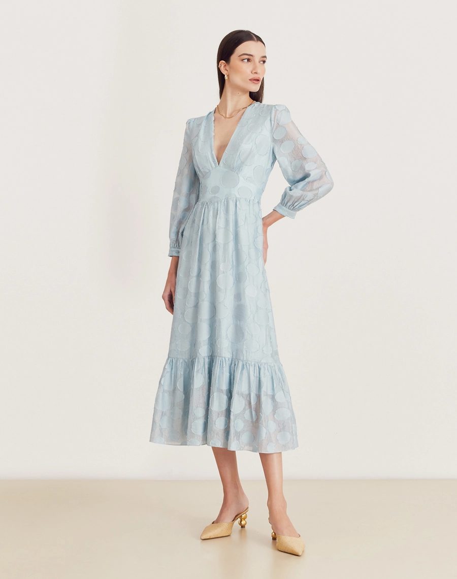 O Vestido Midi Moss é confeccionado em viscose mista com detalhes geométricos bordados, possuindo caimento fluido e sendo menos propenso a amassar, perfeito para o dia a dia. Esse vestido midi é versátil e elegante, perfeito para passeios diurnos, almoços casuais ou coquetéis informais.