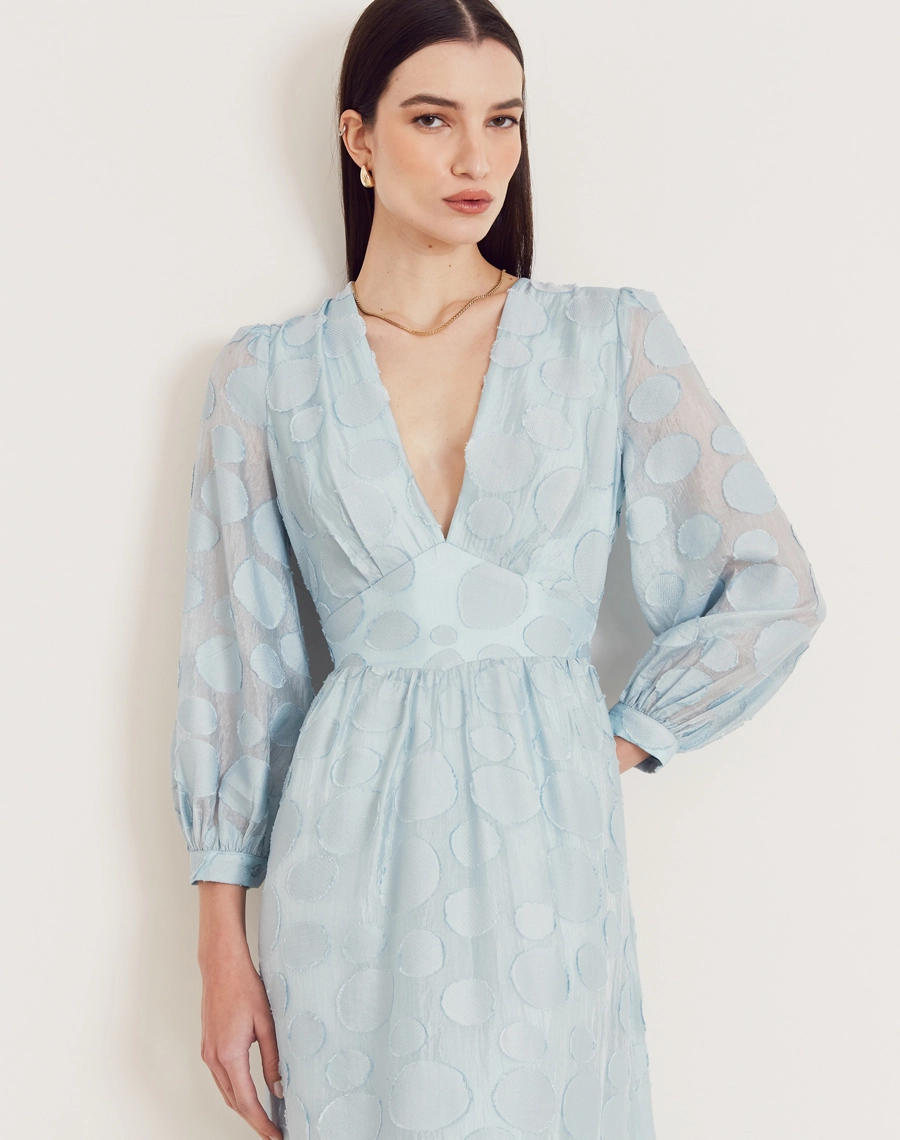 O Vestido Midi Moss é confeccionado em viscose mista com detalhes geométricos bordados, possuindo caimento fluido e sendo menos propenso a amassar, perfeito para o dia a dia. Esse vestido midi é versátil e elegante, perfeito para passeios diurnos, almoços casuais ou coquetéis informais.