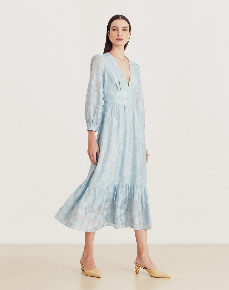 O Vestido Midi Moss é confeccionado em viscose mista com detalhes geométricos bordados, possuindo caimento fluido e sendo menos propenso a amassar, perfeito para o dia a dia. Esse vestido midi é versátil e elegante, perfeito para passeios diurnos, almoços casuais ou coquetéis informais.