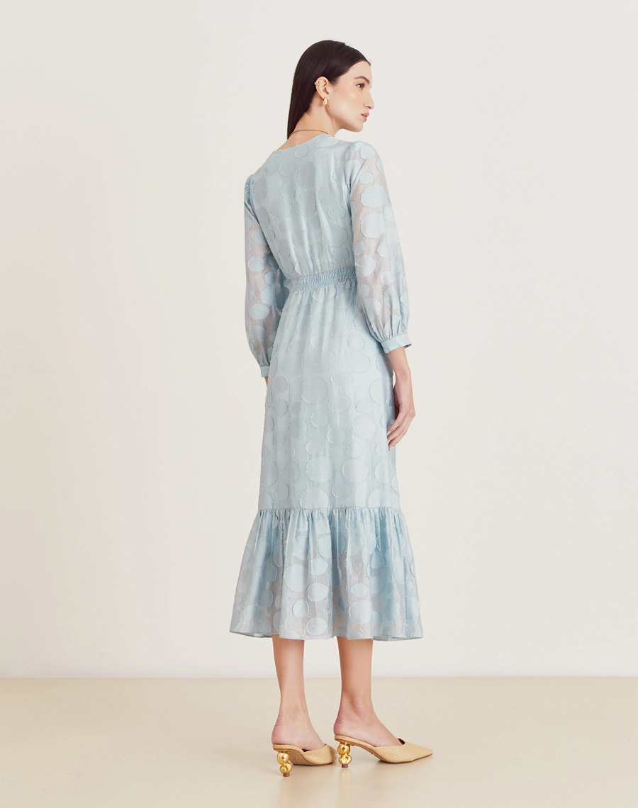O Vestido Midi Moss é confeccionado em viscose mista com detalhes geométricos bordados, possuindo caimento fluido e sendo menos propenso a amassar, perfeito para o dia a dia. Esse vestido midi é versátil e elegante, perfeito para passeios diurnos, almoços casuais ou coquetéis informais.