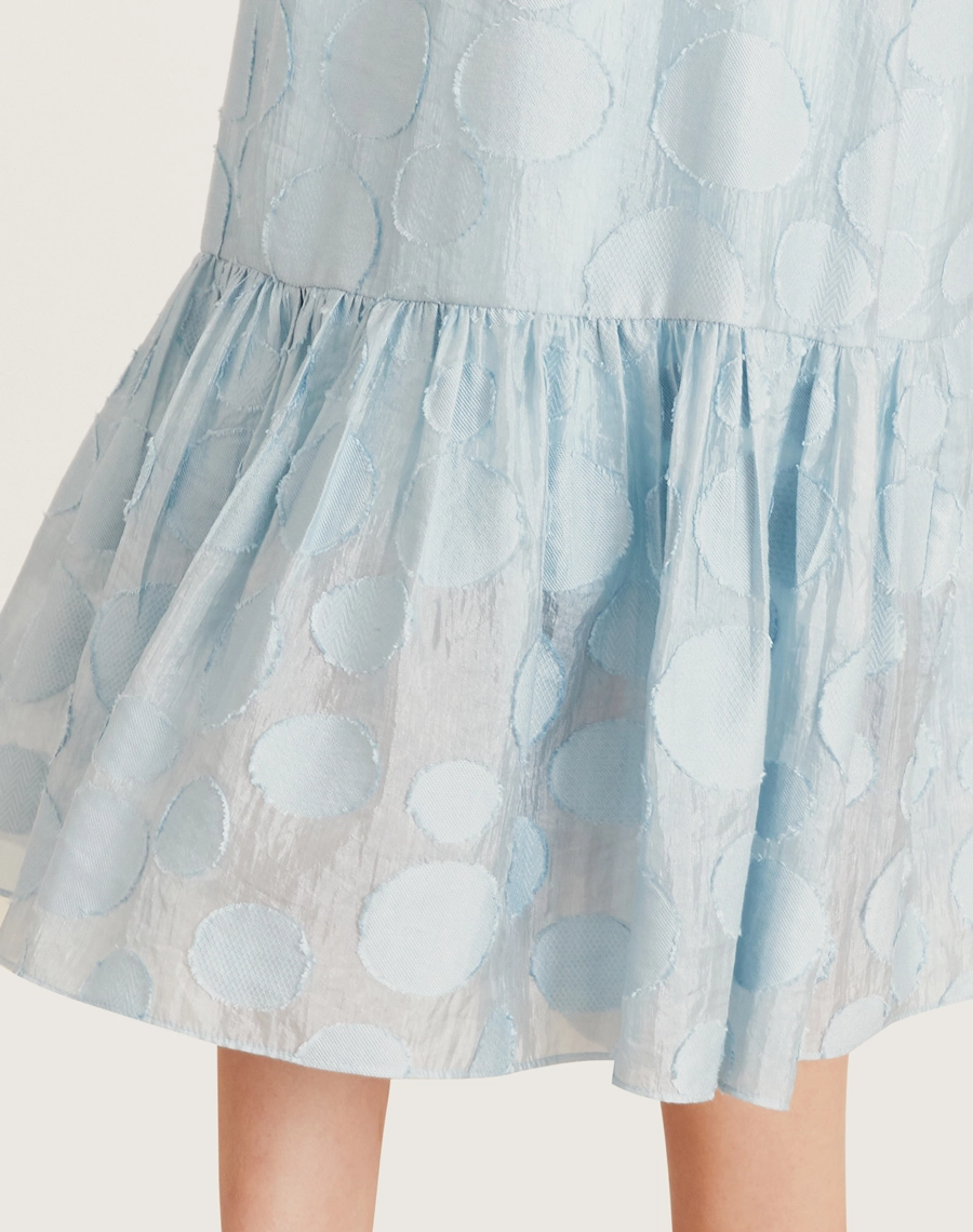 O Vestido Midi Moss é confeccionado em viscose mista com detalhes geométricos bordados, possuindo caimento fluido e sendo menos propenso a amassar, perfeito para o dia a dia. Esse vestido midi é versátil e elegante, perfeito para passeios diurnos, almoços casuais ou coquetéis informais.