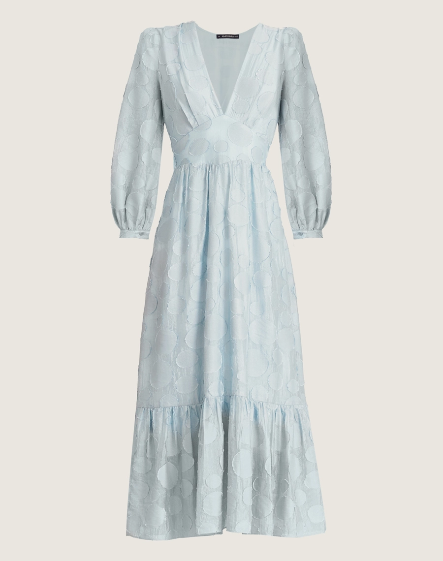 O Vestido Midi Moss é confeccionado em viscose mista com detalhes geométricos bordados, possuindo caimento fluido e sendo menos propenso a amassar, perfeito para o dia a dia. Esse vestido midi é versátil e elegante, perfeito para passeios diurnos, almoços casuais ou coquetéis informais.