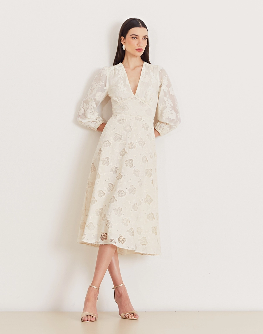 O Vestido Midi Suelen é confeccionado em cambraia bordada. Ideal para ocasiões como brunches, casamentos ou festas ao ar livre.