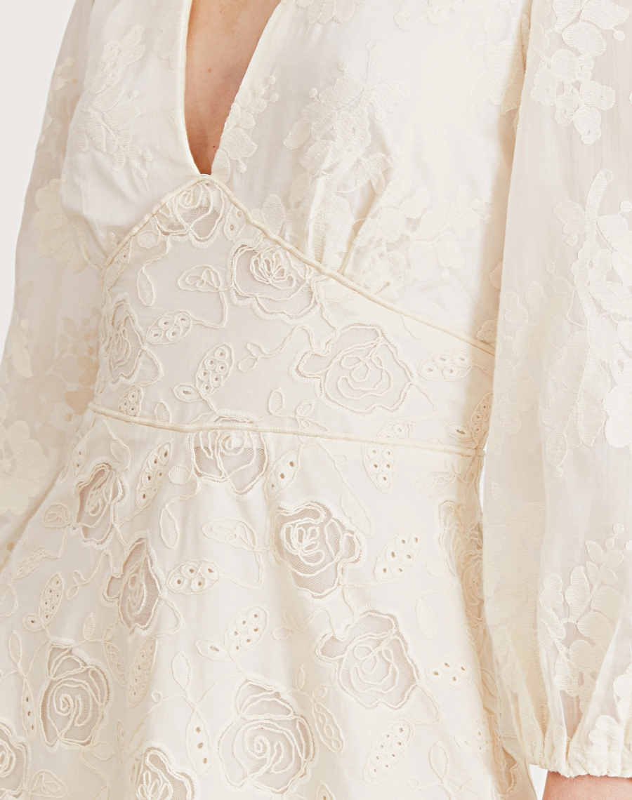 O Vestido Midi Suelen é confeccionado em cambraia bordada. Ideal para ocasiões como brunches, casamentos ou festas ao ar livre.