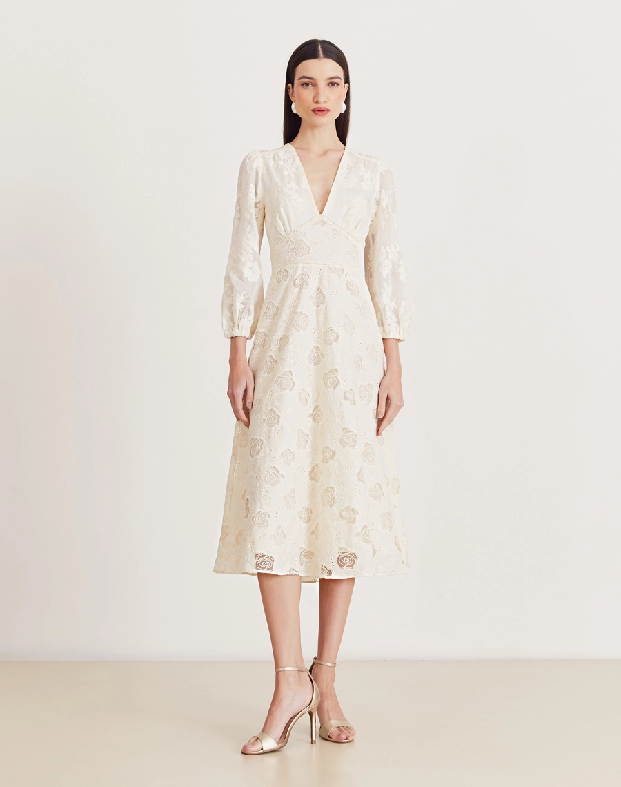 O Vestido Midi Suelen é confeccionado em cambraia bordada. Ideal para ocasiões como brunches, casamentos ou festas ao ar livre.