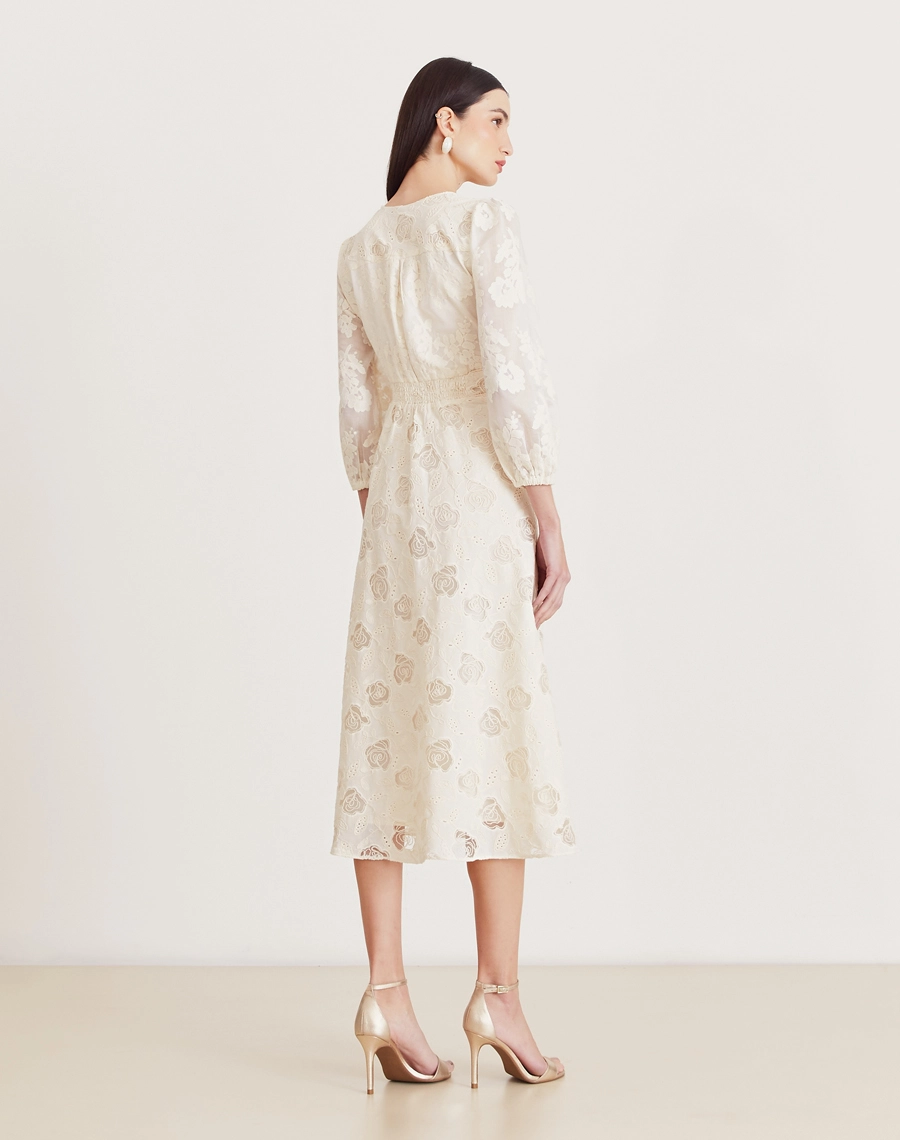 O Vestido Midi Suelen é confeccionado em cambraia bordada. Ideal para ocasiões como brunches, casamentos ou festas ao ar livre.