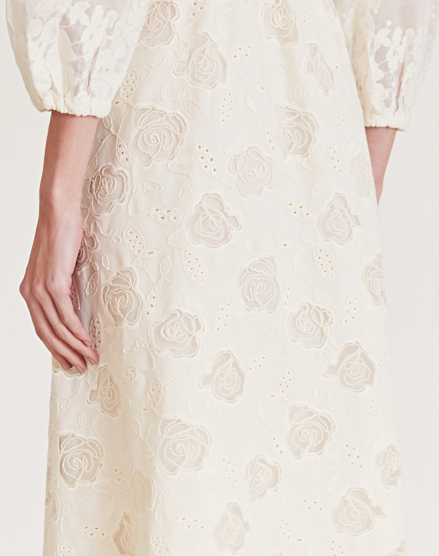 O Vestido Midi Suelen é confeccionado em cambraia bordada. Ideal para ocasiões como brunches, casamentos ou festas ao ar livre.