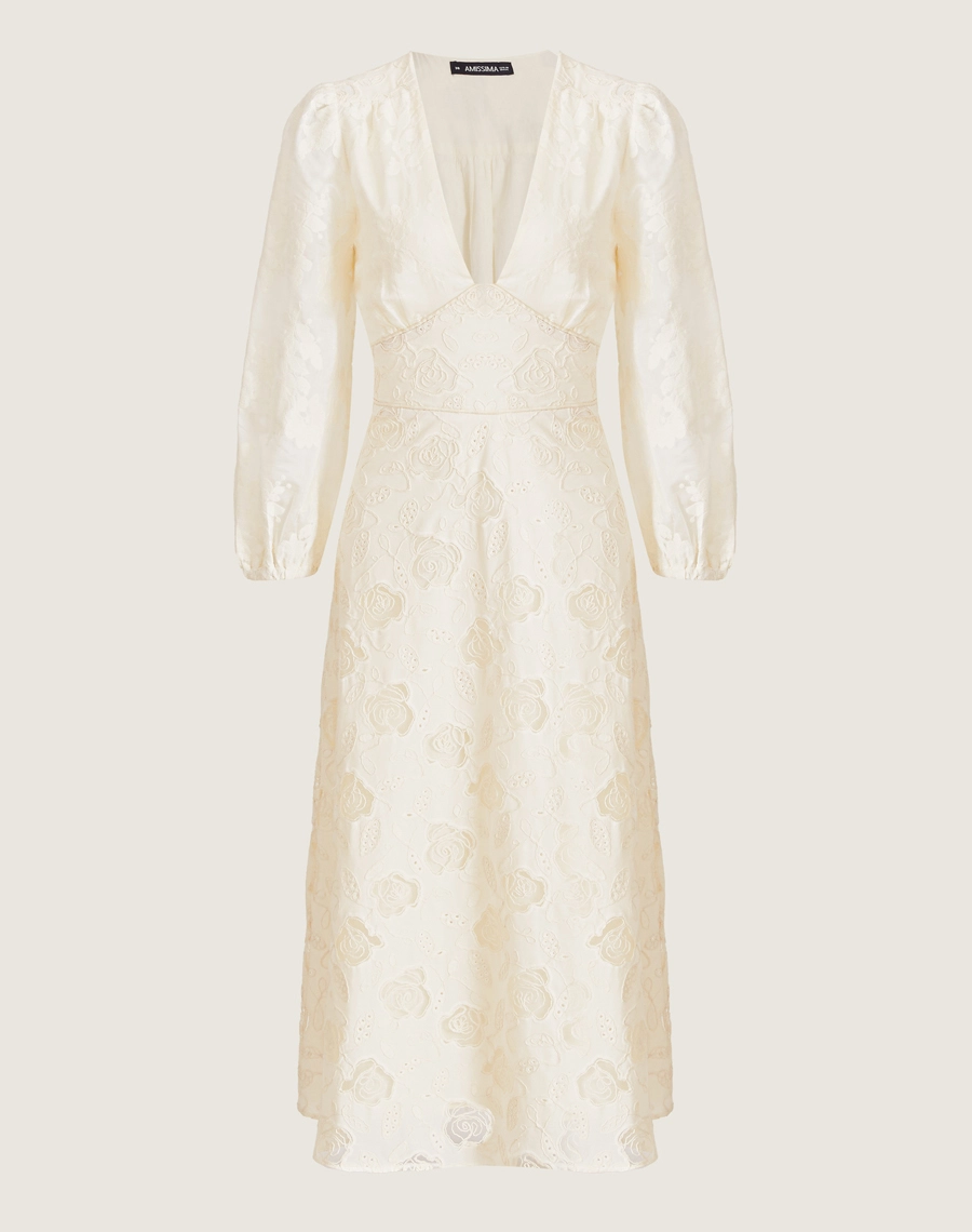 O Vestido Midi Suelen é confeccionado em cambraia bordada. Ideal para ocasiões como brunches, casamentos ou festas ao ar livre.