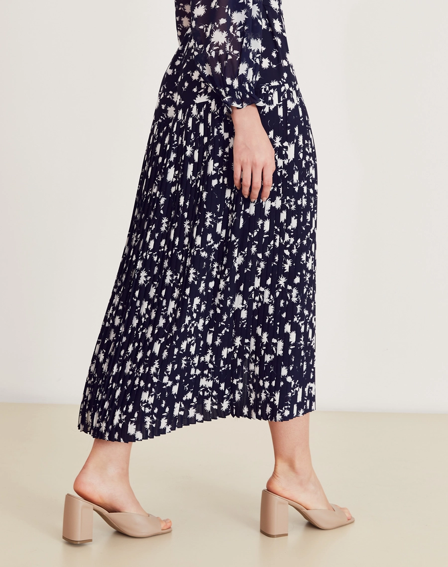 Vestido Midi Tuane é  confeccionado em crepinho estampado. Esse vestido midi estampado é perfeito para quem busca conforto e estilo, ideal tanto para eventos diurnos quanto noturnos.