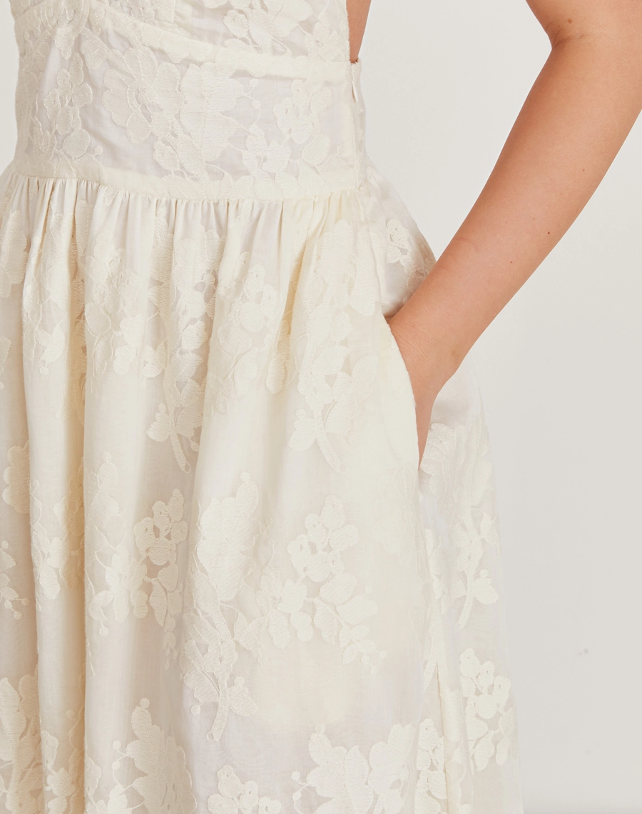 O Vestido Longo Suelen é confeccionado em cambraia bordada. Perfeito para quem busca um visual delicado e romântico. Ideal para brunches, casamentos ou encontros especiais.