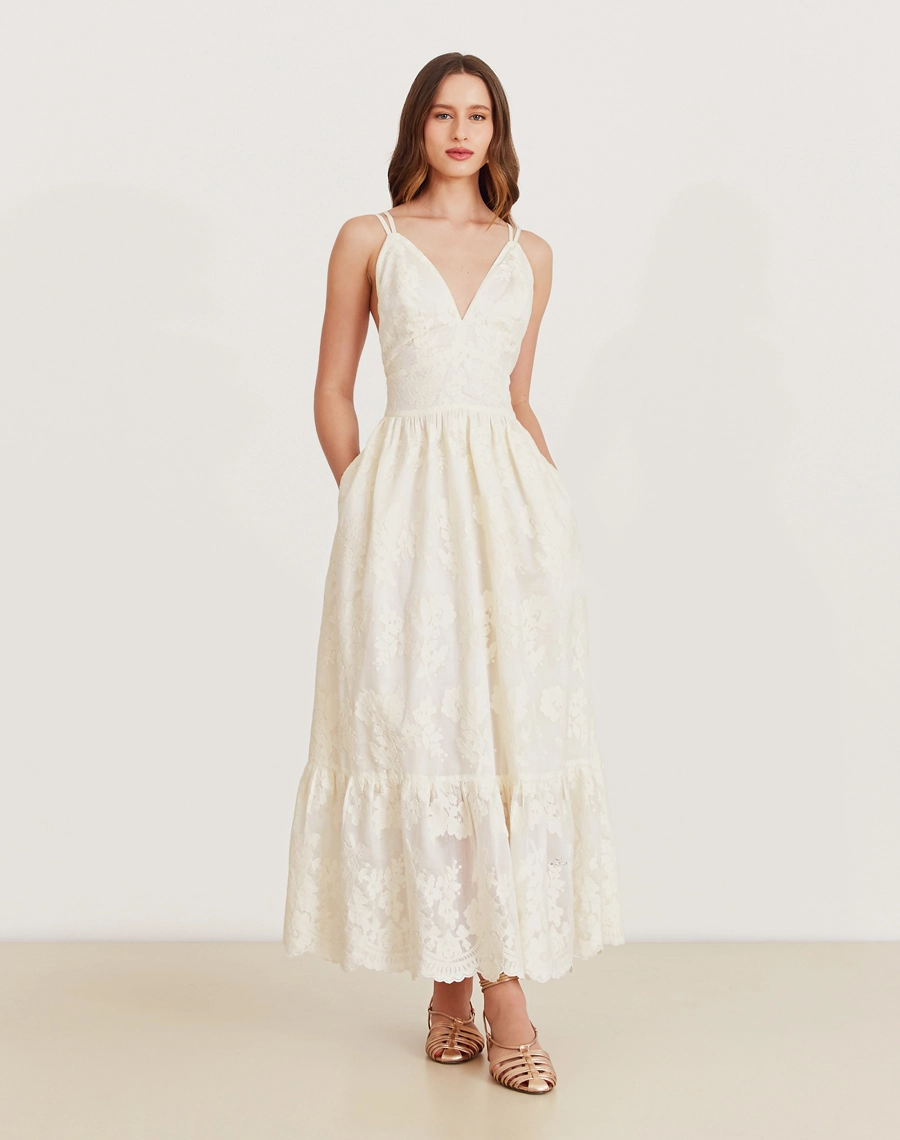 O Vestido Longo Suelen é confeccionado em cambraia bordada. Perfeito para quem busca um visual delicado e romântico. Ideal para brunches, casamentos ou encontros especiais.