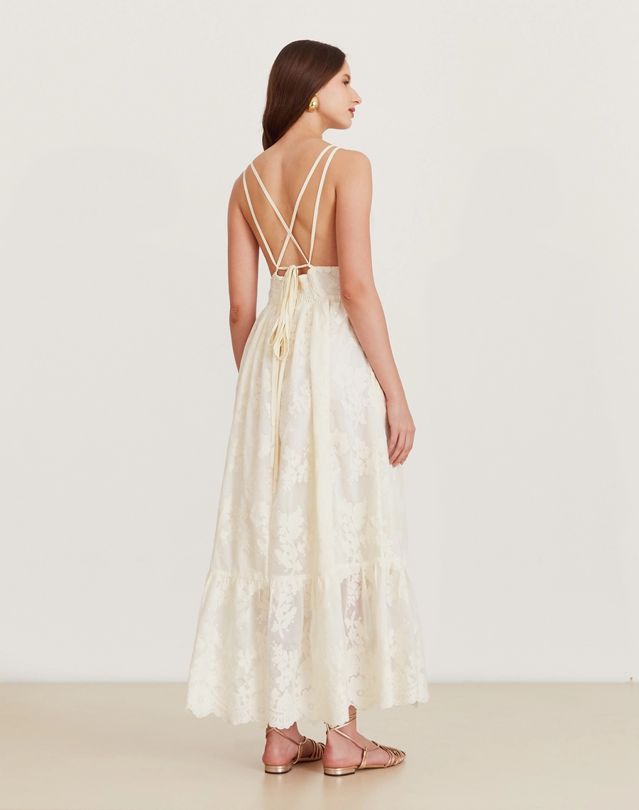 O Vestido Longo Suelen é confeccionado em cambraia bordada. Perfeito para quem busca um visual delicado e romântico. Ideal para brunches, casamentos ou encontros especiais.