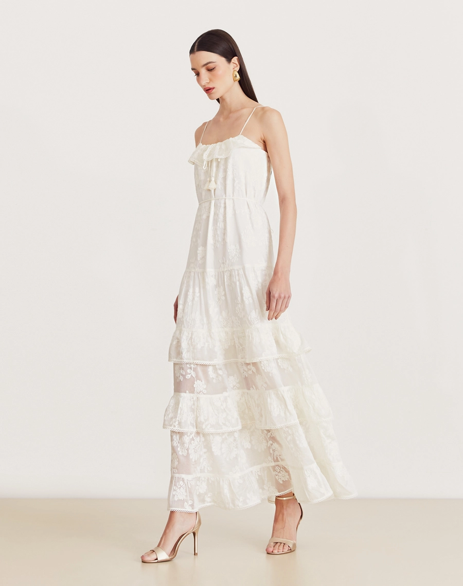 O Vestido Longo Sueli é confeccionado em cambraia bordada. Os detalhes florais bordados reforçam o ar romântico da peça, perfeita para brunchs, casamentos ao ar livre ou encontros especiais.