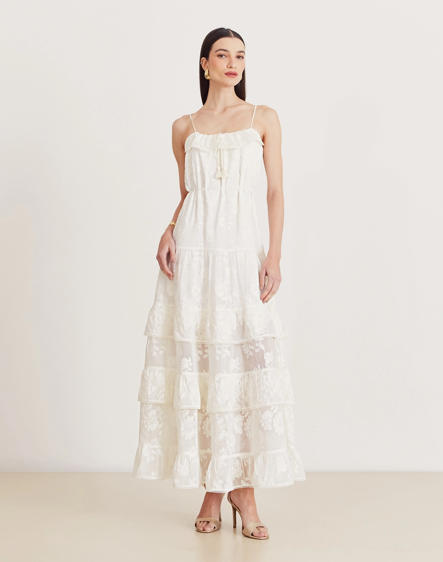 O Vestido Longo Sueli é confeccionado em cambraia bordada. Os detalhes florais bordados reforçam o ar romântico da peça, perfeita para brunchs, casamentos ao ar livre ou encontros especiais.