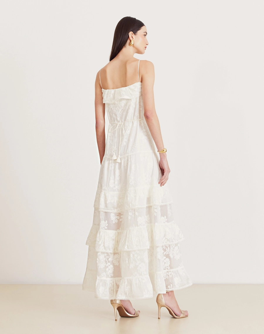 O Vestido Longo Sueli é confeccionado em cambraia bordada. Os detalhes florais bordados reforçam o ar romântico da peça, perfeita para brunchs, casamentos ao ar livre ou encontros especiais.
