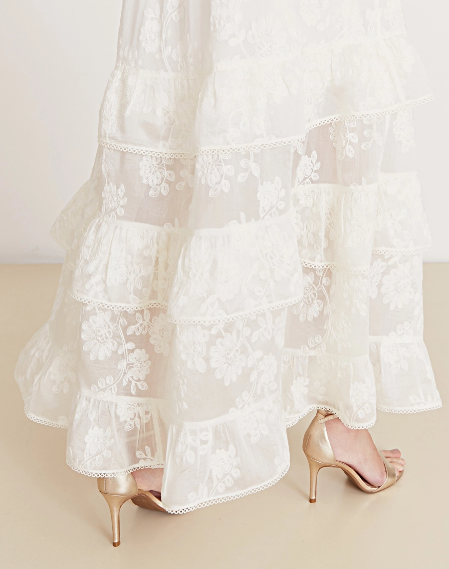 O Vestido Longo Sueli é confeccionado em cambraia bordada. Os detalhes florais bordados reforçam o ar romântico da peça, perfeita para brunchs, casamentos ao ar livre ou encontros especiais.