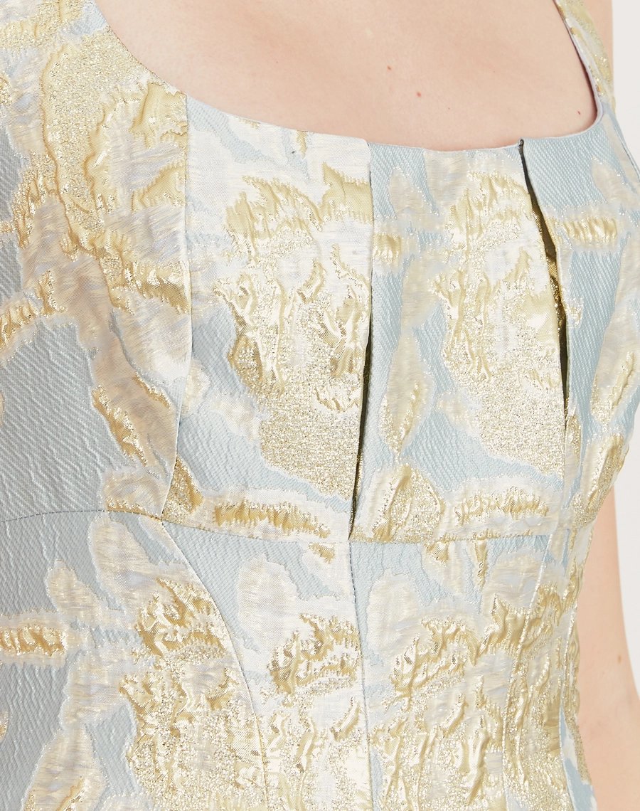 O Vestido Midi Louise é confeccionado em jacquard. Transita entre diferentes ocasiões, como coquetéis, jantares românticos e encontros especiais.