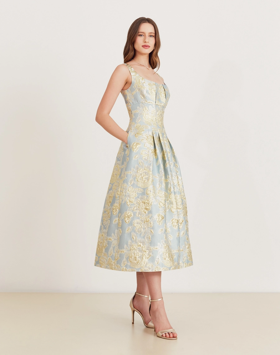 O Vestido Midi Louise é confeccionado em jacquard. Transita entre diferentes ocasiões, como coquetéis, jantares românticos e encontros especiais.