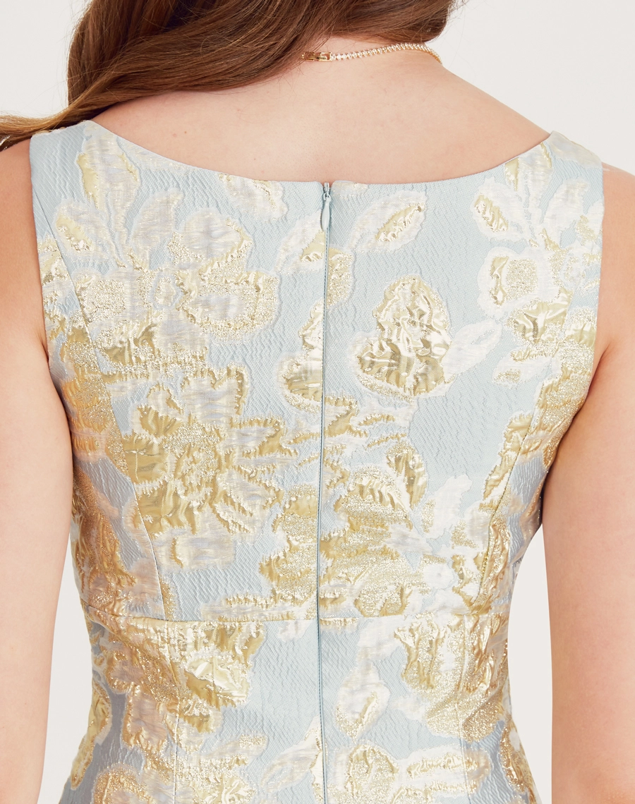 O Vestido Midi Louise é confeccionado em jacquard. Transita entre diferentes ocasiões, como coquetéis, jantares românticos e encontros especiais.