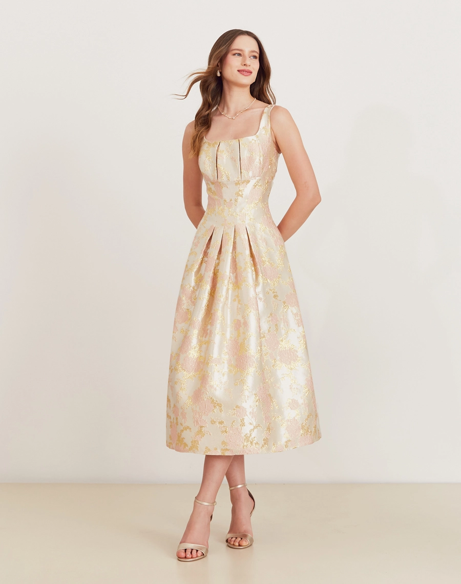 O Vestido Midi Louise é confeccionado em jacquard. Transita entre diferentes ocasiões, como coquetéis, jantares românticos e encontros especiais.