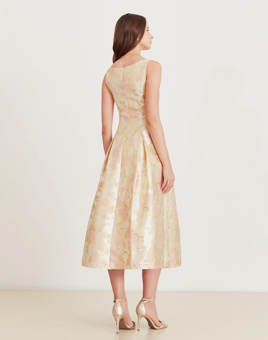 O Vestido Midi Louise é confeccionado em jacquard. Transita entre diferentes ocasiões, como coquetéis, jantares românticos e encontros especiais.