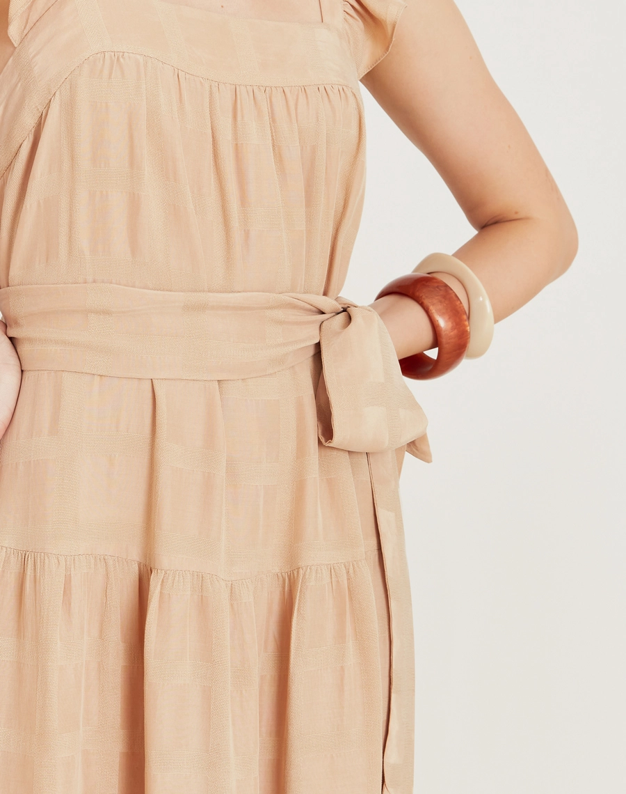 O Vestido Midi Noemi é confeccionado em liocel,um tecido sustentável com toque macio. É perfeito para passeios diurnos, almoços casuais ou coquetéis informais.