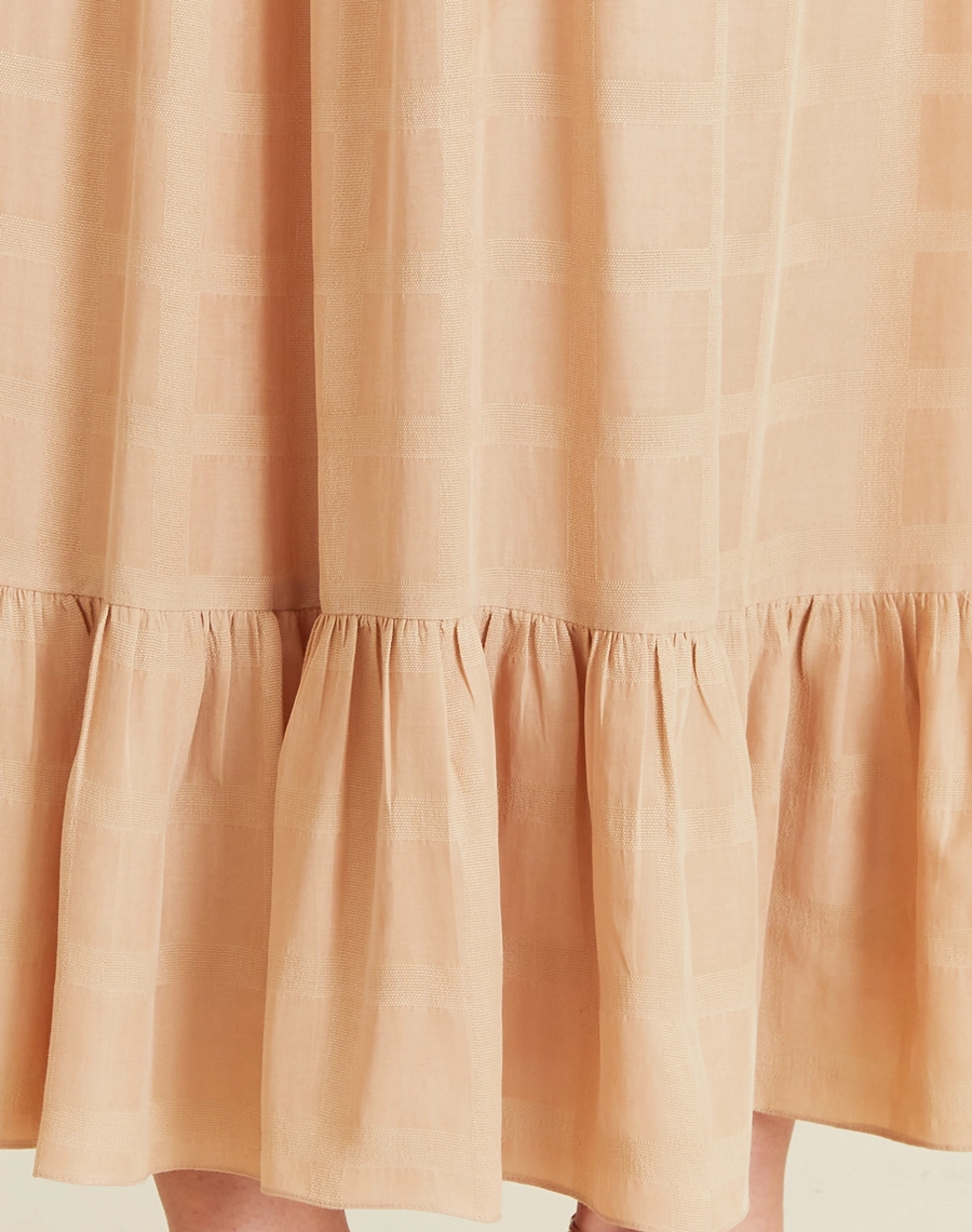 O Vestido Midi Noemi é confeccionado em liocel,um tecido sustentável com toque macio. É perfeito para passeios diurnos, almoços casuais ou coquetéis informais.