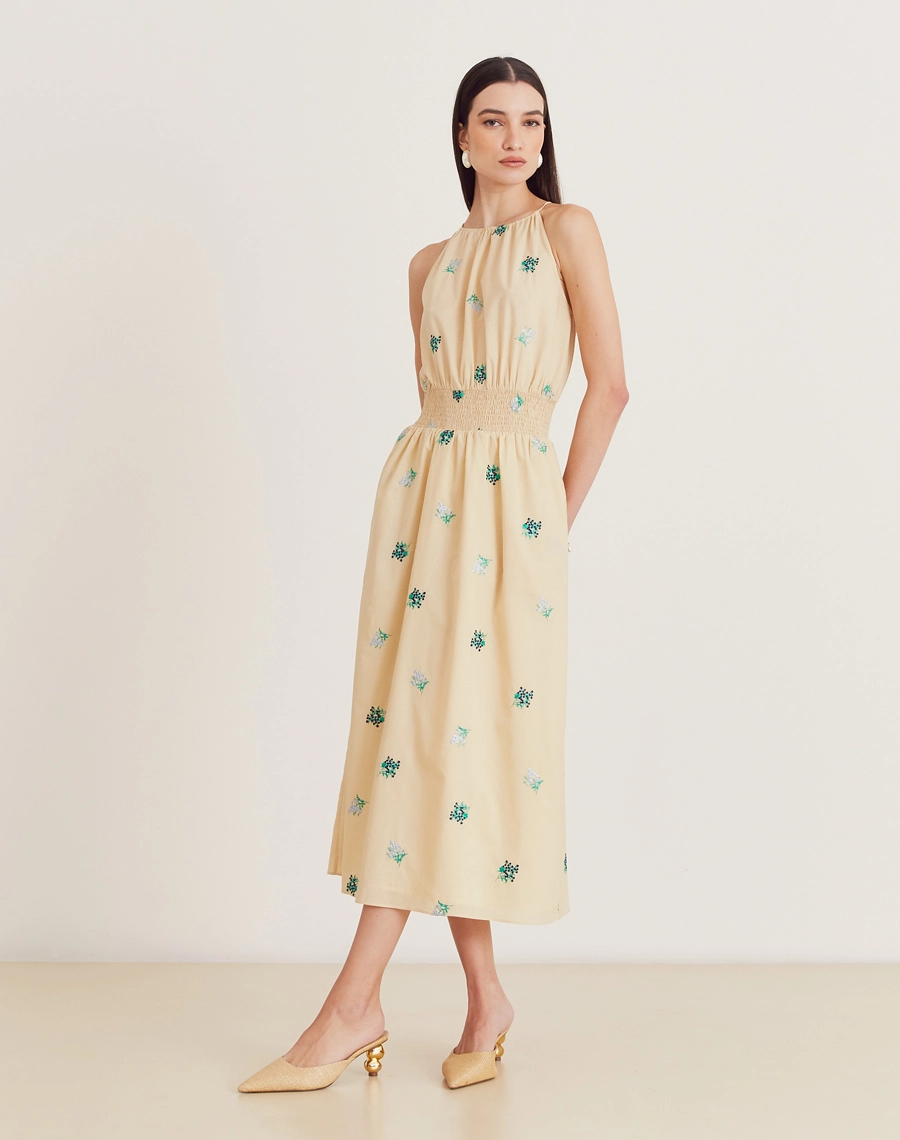 Vestido midi em cambraia bordada com alças finas, amarração nas costas e flores bordadas. Leve, romântico e ideal para dias quentes.