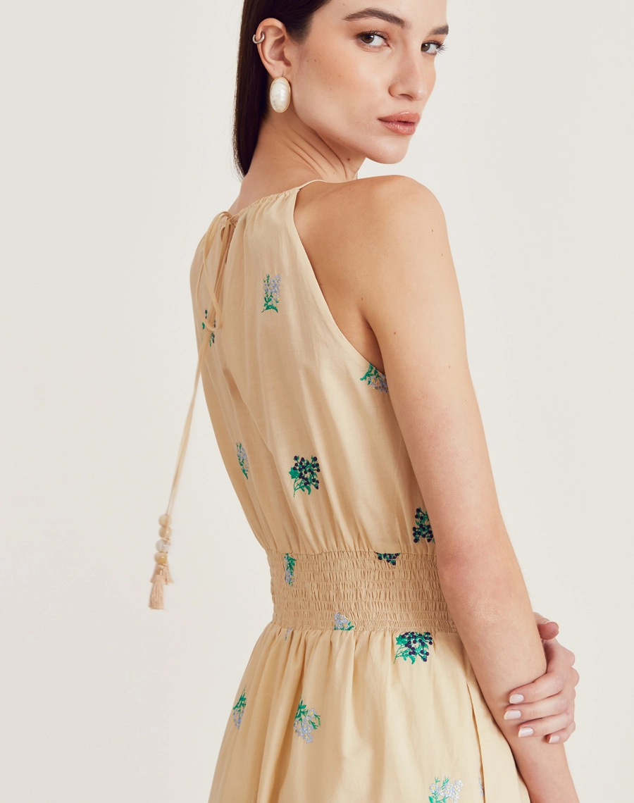 Vestido midi em cambraia bordada com alças finas, amarração nas costas e flores bordadas. Leve, romântico e ideal para dias quentes.