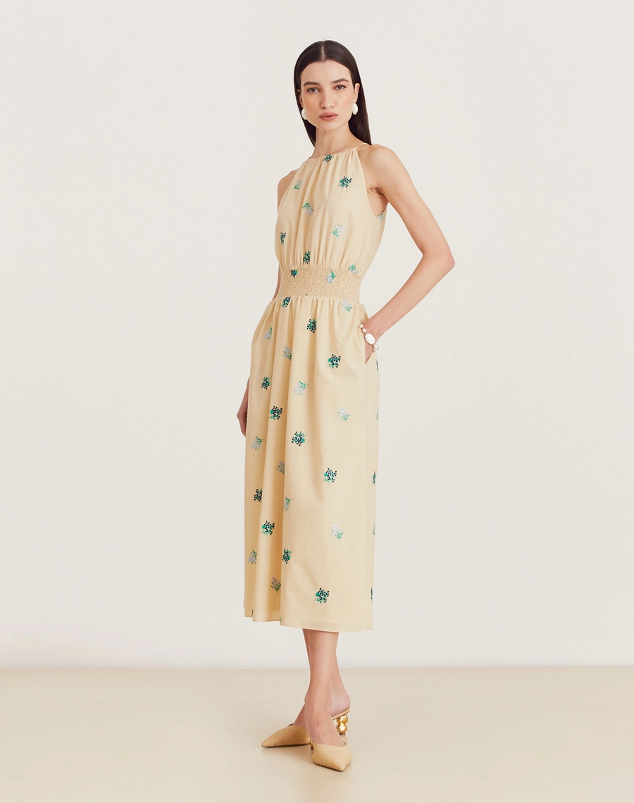 Vestido midi em cambraia bordada com alças finas, amarração nas costas e flores bordadas. Leve, romântico e ideal para dias quentes.