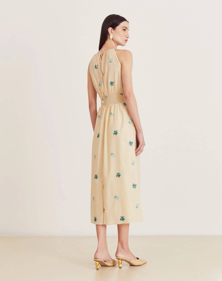 Vestido midi em cambraia bordada com alças finas, amarração nas costas e flores bordadas. Leve, romântico e ideal para dias quentes.