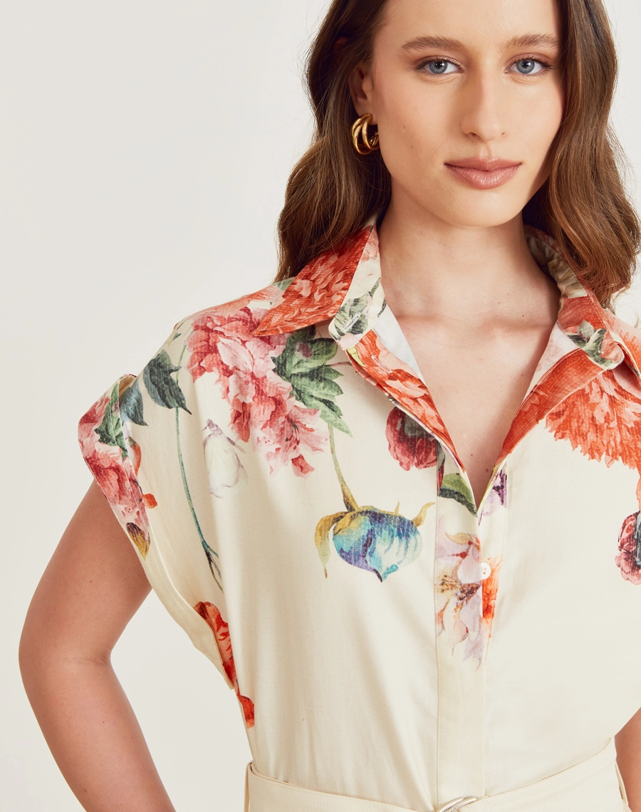 A Chemise Dalila é confeccionada em tricoline estampado. A estampa floral exclusiva Amissima adiciona delicadeza à peça, tornando-a perfeita para ocasiões do dia e da noite. Um look prático, elegante e versátil para qualquer momento. 