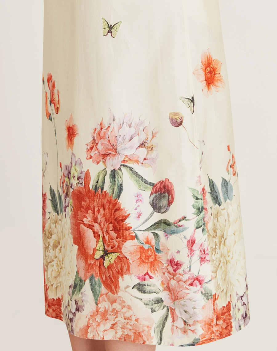 A Chemise Dalila é confeccionada em tricoline estampado. A estampa floral exclusiva Amissima adiciona delicadeza à peça, tornando-a perfeita para ocasiões do dia e da noite. Um look prático, elegante e versátil para qualquer momento. 
