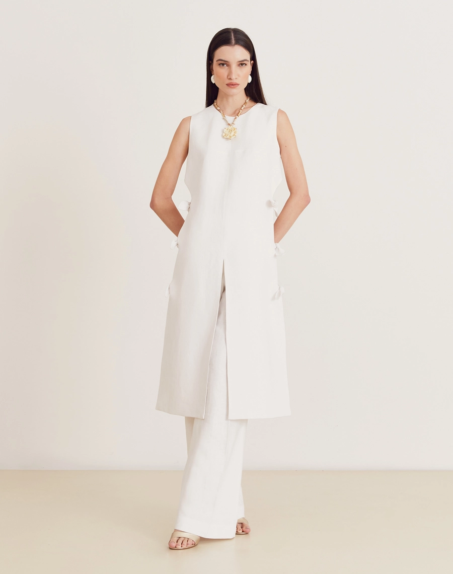 Túnica Santorini de linho feminino. Moderna, elegante e perfeita para dias quentes, passeios ou eventos ao ar livre.


