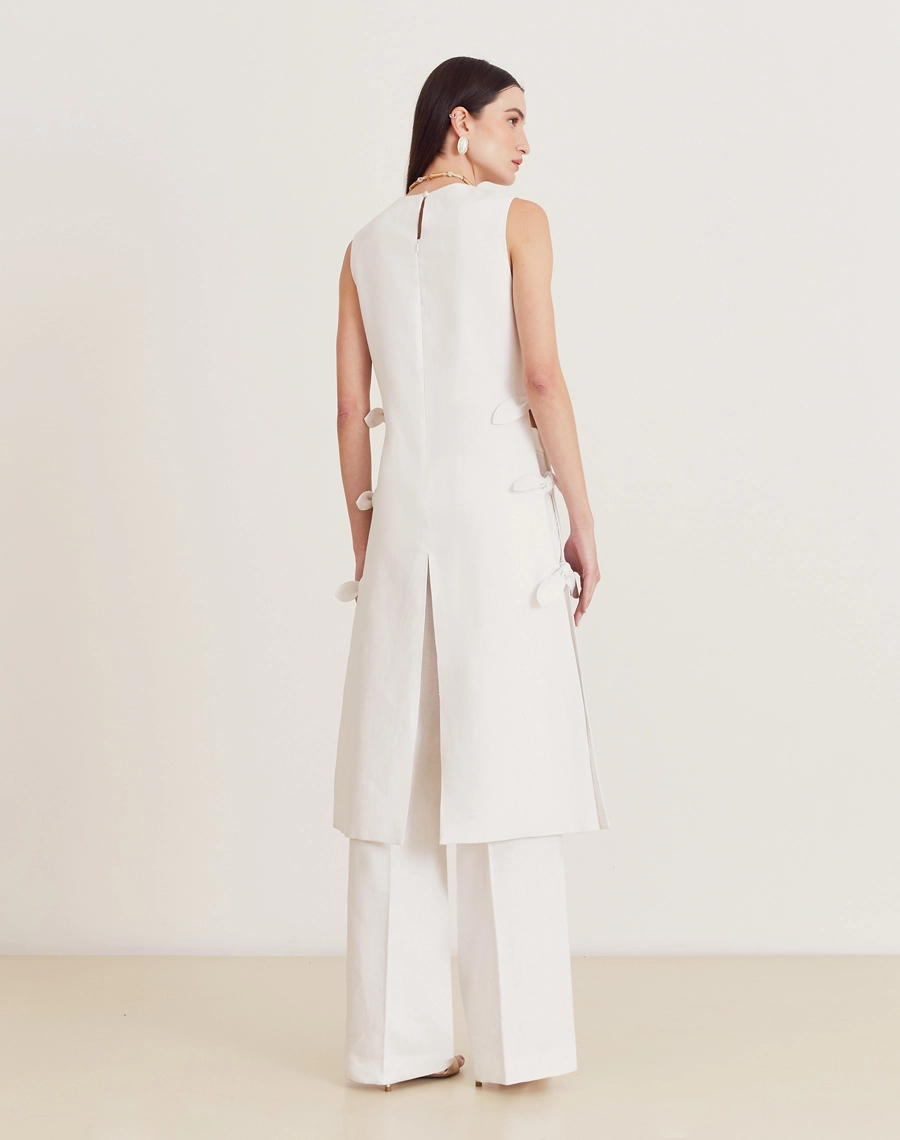 Túnica Santorini de linho feminino. Moderna, elegante e perfeita para dias quentes, passeios ou eventos ao ar livre.

