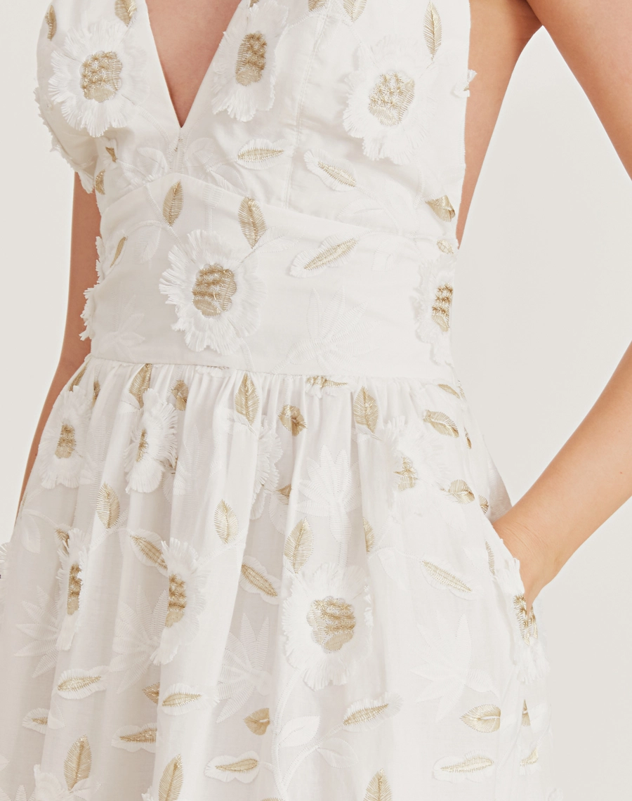 O Vestido Longo Eduarda é confeccionado em cambraia bordada. Os bordados florais tornam esse vestido longo perfeito para quem busca um visual delicado e romântico.