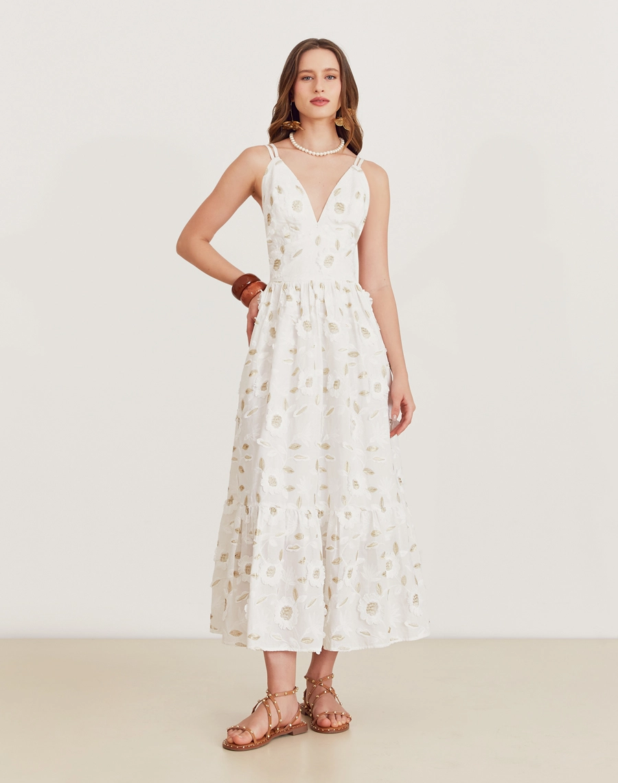 O Vestido Longo Eduarda é confeccionado em cambraia bordada. Os bordados florais tornam esse vestido longo perfeito para quem busca um visual delicado e romântico.