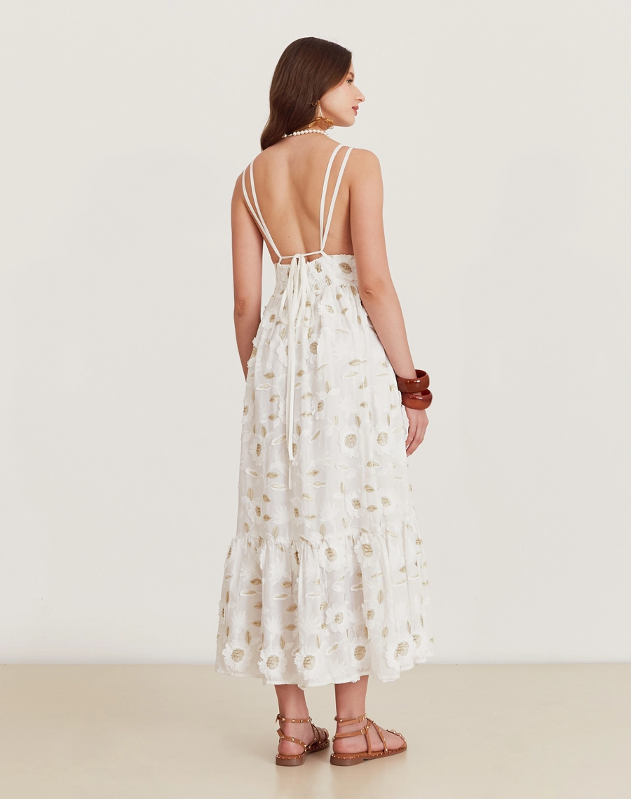 O Vestido Longo Eduarda é confeccionado em cambraia bordada. Os bordados florais tornam esse vestido longo perfeito para quem busca um visual delicado e romântico.