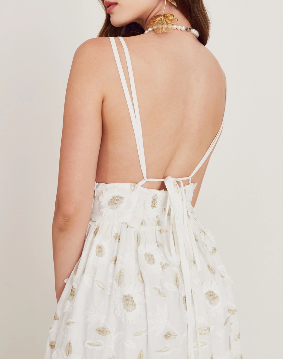 O Vestido Longo Eduarda é confeccionado em cambraia bordada. Os bordados florais tornam esse vestido longo perfeito para quem busca um visual delicado e romântico.