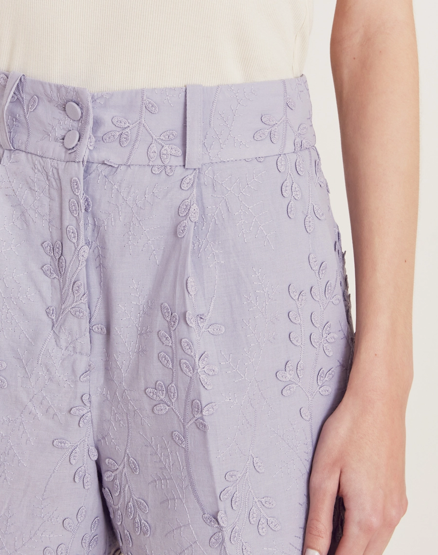 O Shorts Ariane é confeccionado em cambraia bordada, tecido leve e fresco que é perfeito para os dias mais quentes. As folhas bordadas trazem um toque delicado, tornando o modelo perfeito para quem busca um visual moderno e atemporal. Ideal para brunchs, passeios ao ar livre ou eventos diurnos.
