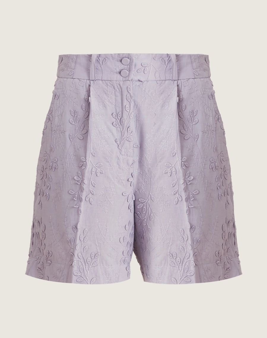 O Shorts Ariane é confeccionado em cambraia bordada, tecido leve e fresco que é perfeito para os dias mais quentes. As folhas bordadas trazem um toque delicado, tornando o modelo perfeito para quem busca um visual moderno e atemporal. Ideal para brunchs, passeios ao ar livre ou eventos diurnos.