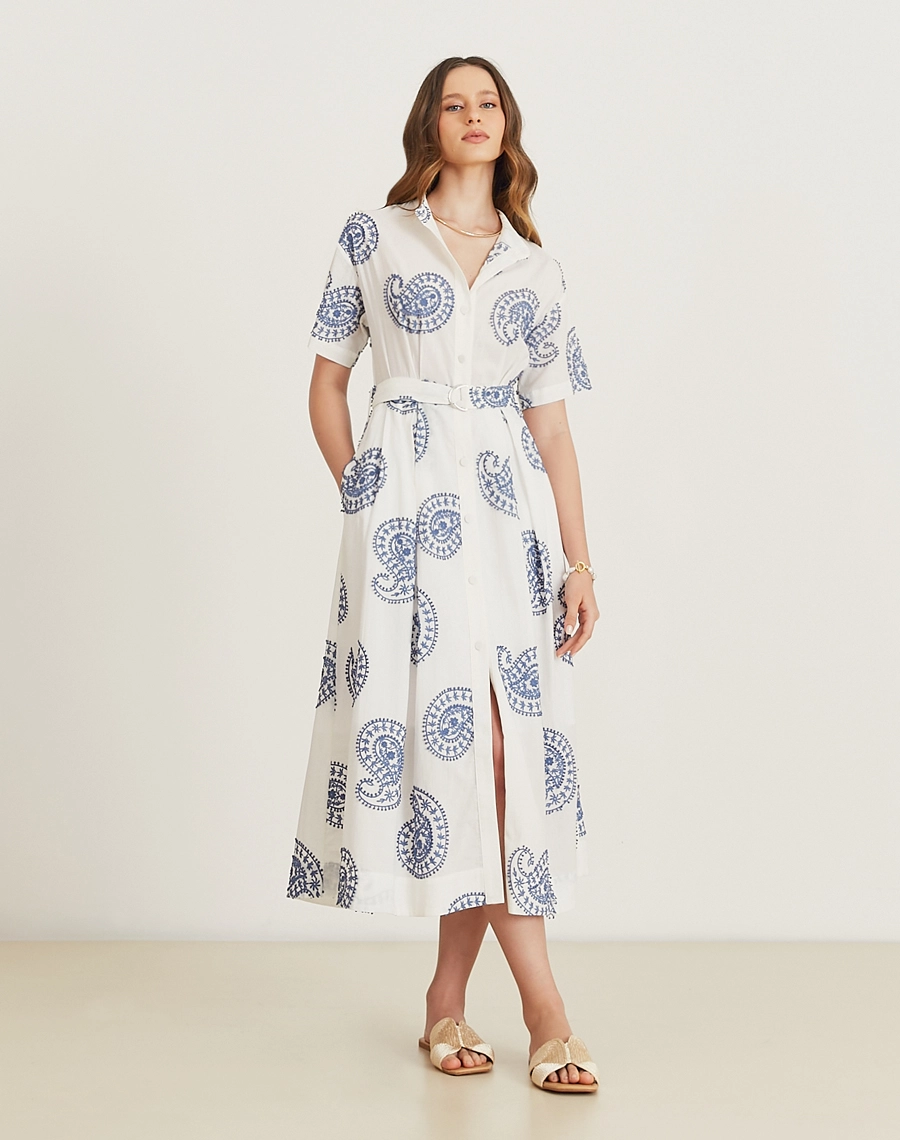 A Chemise Celia é confeccionada em tecido de algodão bordado. Perfeita para ocasiões diurnas e noturnas, é um look prático, versátil e elegante, ideal para diversas situações: do trabalho ao passeio, do almoço ao jantar.