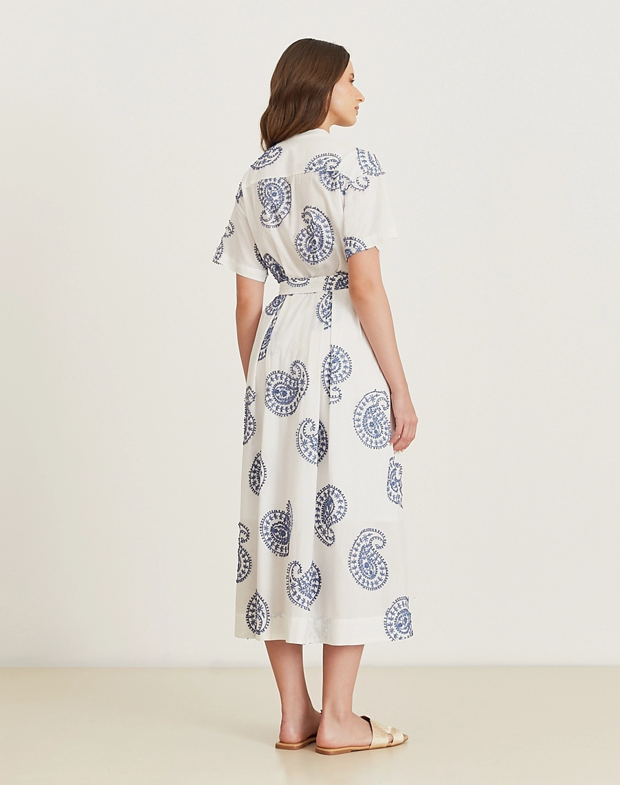 A Chemise Celia é confeccionada em tecido de algodão bordado. Perfeita para ocasiões diurnas e noturnas, é um look prático, versátil e elegante, ideal para diversas situações: do trabalho ao passeio, do almoço ao jantar.
