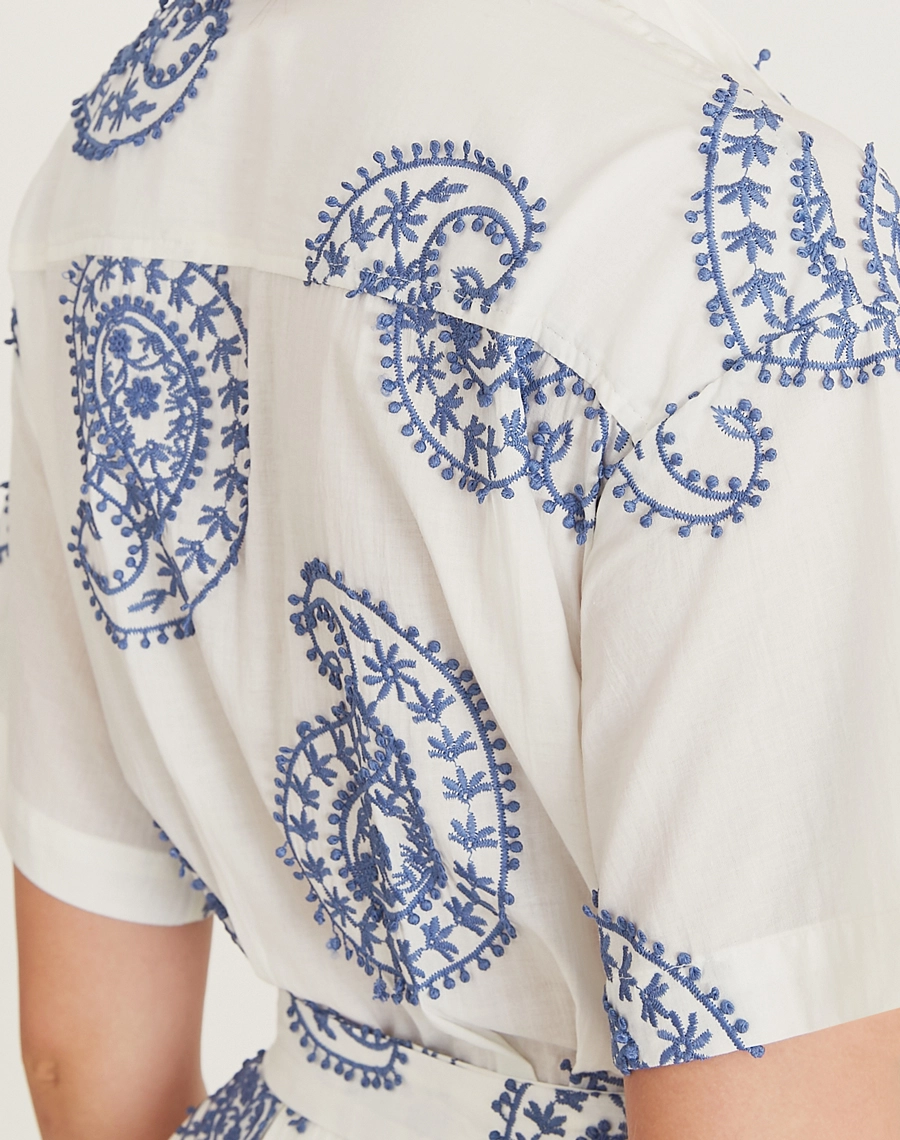 A Chemise Celia é confeccionada em tecido de algodão bordado. Perfeita para ocasiões diurnas e noturnas, é um look prático, versátil e elegante, ideal para diversas situações: do trabalho ao passeio, do almoço ao jantar.