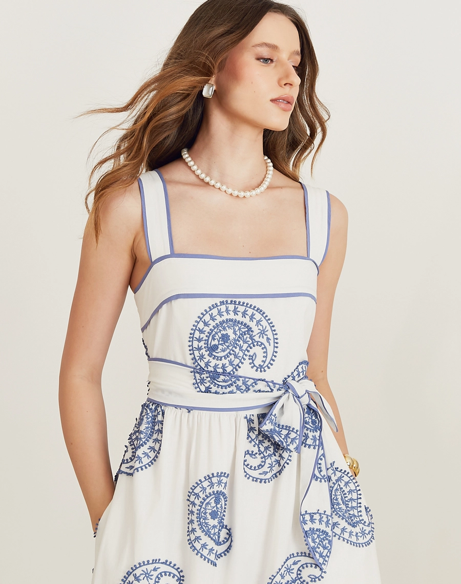 O Vestido Midi Celia é confeccionado em tecido de algodão bordado. Os detalhes em bordado paisley azul acrescentam sofisticação e delicadeza à peça, tornando-a perfeita para ocasiões do dia e da noite.