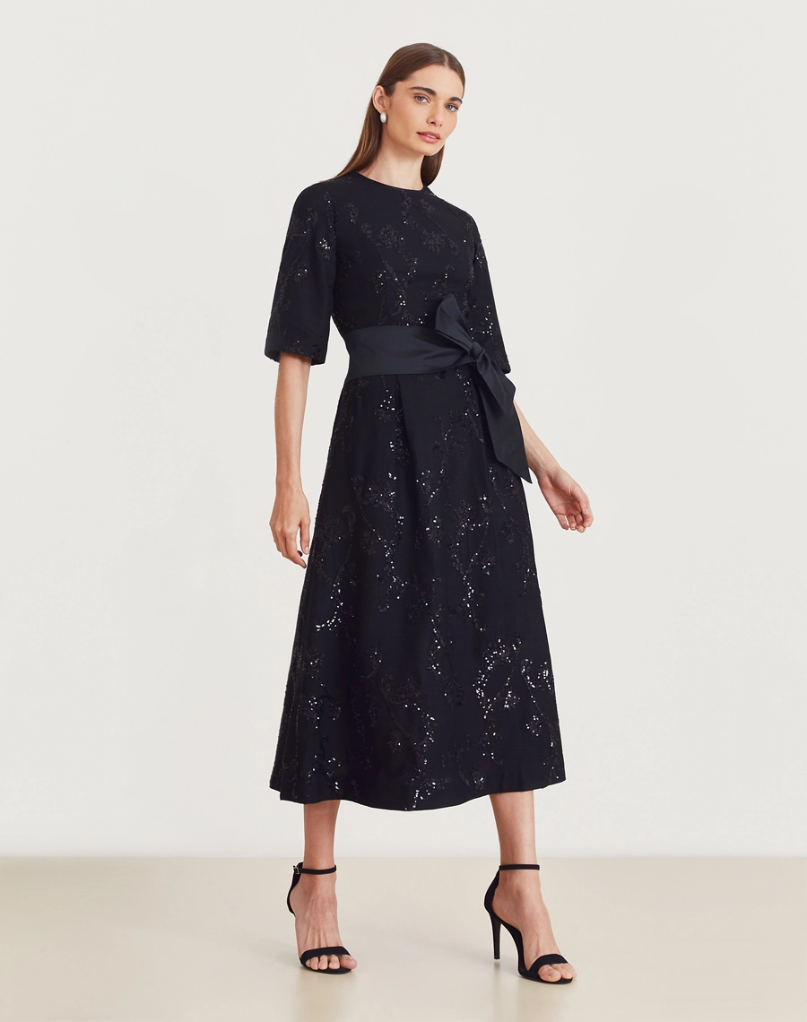 Vestido midi de linho bordado com mangas 3/4, faixa e brilho sutil. Elegância clássica para eventos, festas, casamentos e ocasiões especiais.